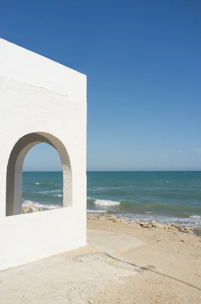 Whitewashed ocean front house — Stock Photo, Image