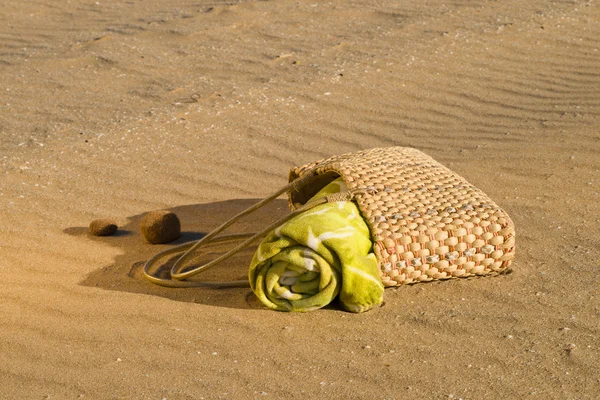 Taška na pláži — Stock fotografie