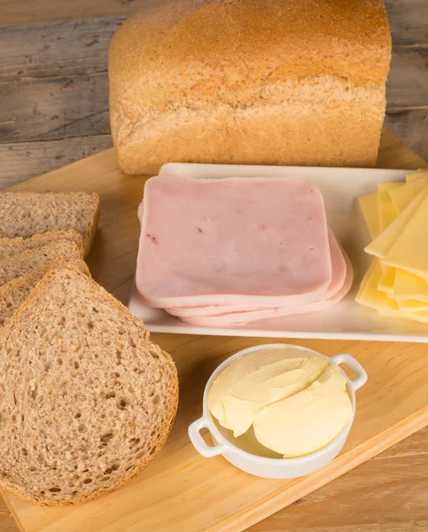 Preparing a whole wheat sandwich — Stock Photo, Image