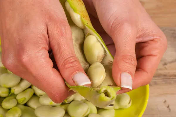 Opening the pod — Stock Photo, Image