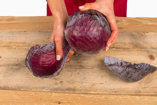 Χέρια κοπής ένα φρέσκο κόκκινο λάχανο — Φωτογραφία Αρχείου