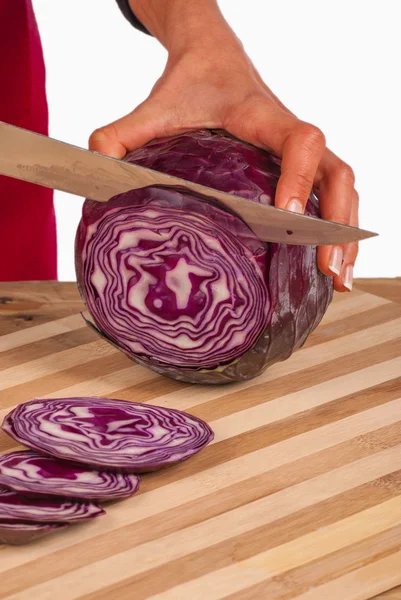 Hands chopping a fresh red cabbage — Stock Photo, Image