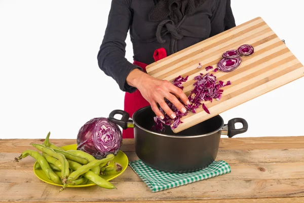 Hands chopping a fresh red cabbage — Stock Photo, Image