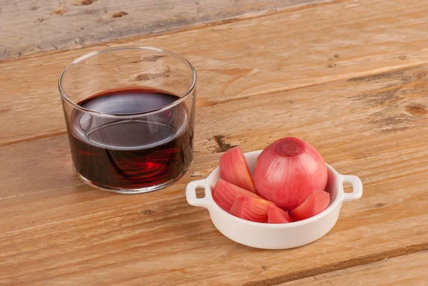 Вино и маринованный лук — стоковое фото