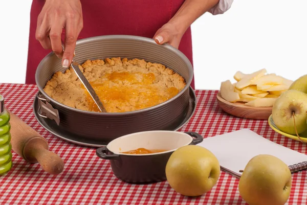 Распространение мармелада на тесте яблочного пирога — стоковое фото