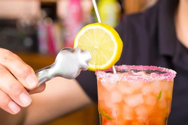 Finishing a cocktail — Stock Photo, Image