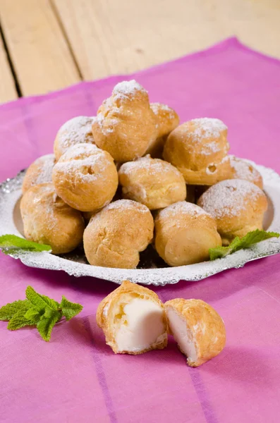 Porzione di profiteroli — Foto Stock