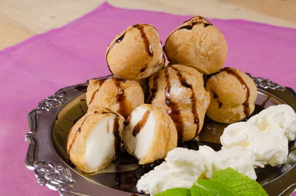 Ev yapımı profiterol — Stok fotoğraf