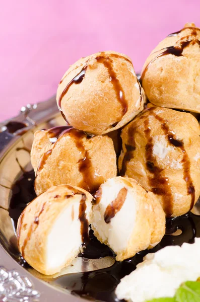 초콜릿 시럽 profiteroles — 스톡 사진