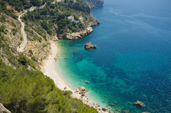 Afgelegen mediterrane strand — Stockfoto