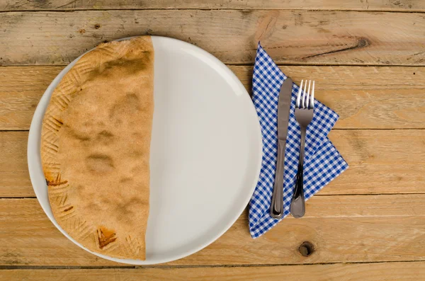 Zelfgemaakte calzone — Stockfoto