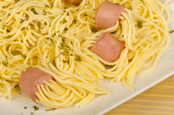 Спагетті з ковбасою — стокове фото