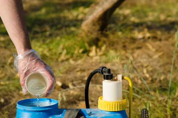 Filling in pesticide — Stock Photo, Image