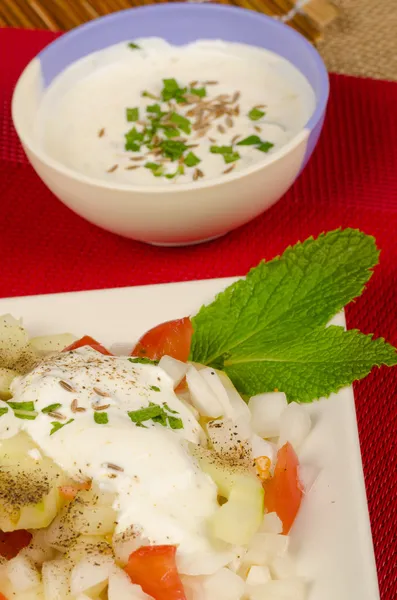 Salada com molho — Fotografia de Stock