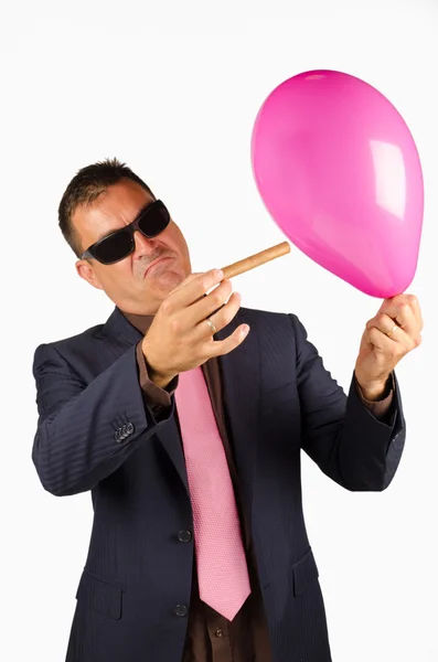 Mafia sucht Kerl, der einen Luftballon explodieren lässt — Stockbild Platzen der Blase — Stockfoto