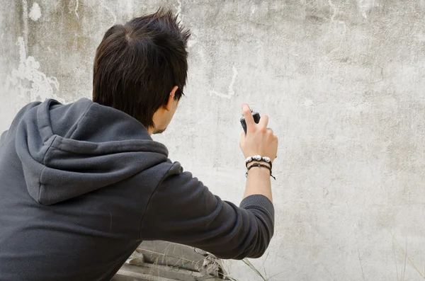 Граффити-художник держит баллончик — стоковое фото