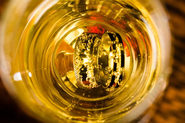 Anillos dentro de la copa de champán — Foto de Stock