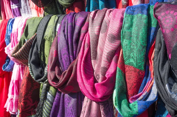 Foulards sur un étal de marché — Photo