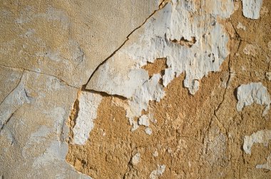 kırık duvar