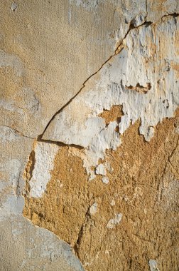 kırık duvar