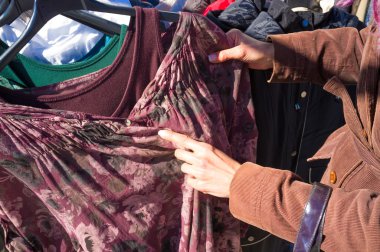 Giysi durak üzerinde karıştırmak