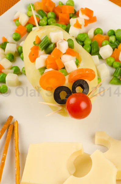 Mouse smelling cheese — Stock Photo, Image