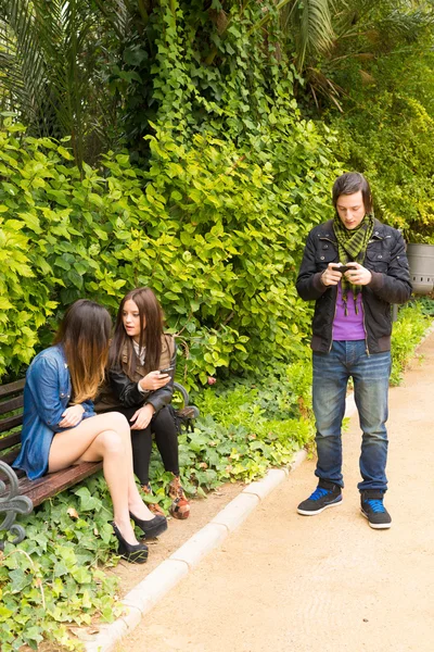 Jovens no parque — Fotografia de Stock