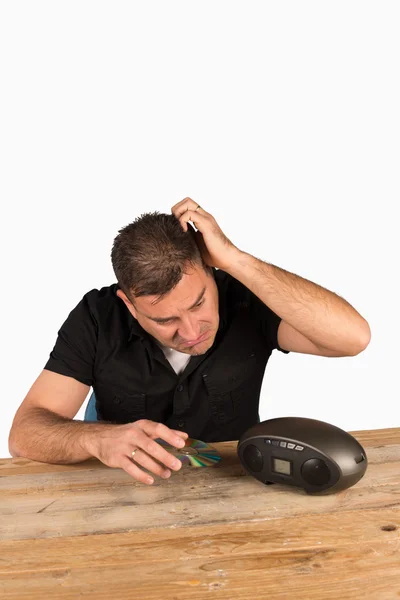 Mann kämpft mit digitaler Technologie, einem Konzept — Stockbild Kampf mit der Technologie — Stockfoto