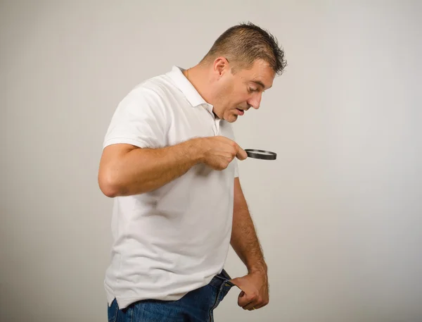 Mann erkennt, dass Größe wichtig ist und schaut in seine Hose — Stockbild Größe zählt — Stockfoto