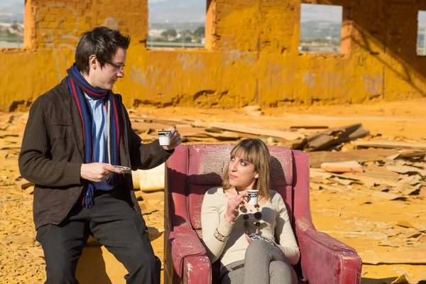 Tea time among rubble — Stock Photo, Image