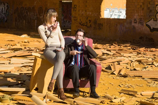 Tea time among rubble — Stock Photo, Image