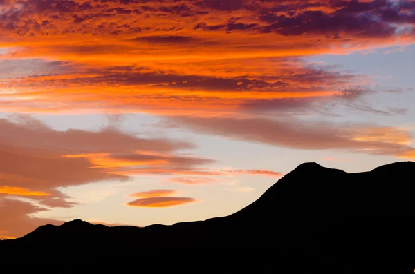 Crepúsculo contra pano de fundo da montanha — Fotografia de Stock