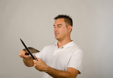 mutfak bıçakları olan adam