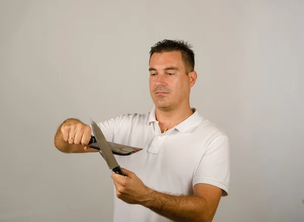 Człowiek z noże kuchenne — Zdjęcie stockowe