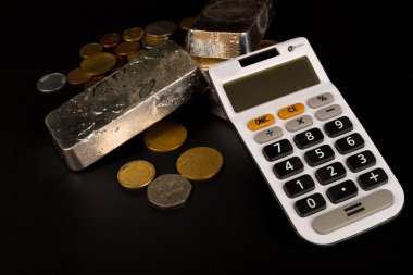 Gümüş çubuklar ve madeni paralar