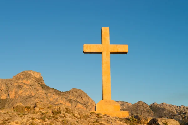 Enorme cruz de piedra — Foto de Stock