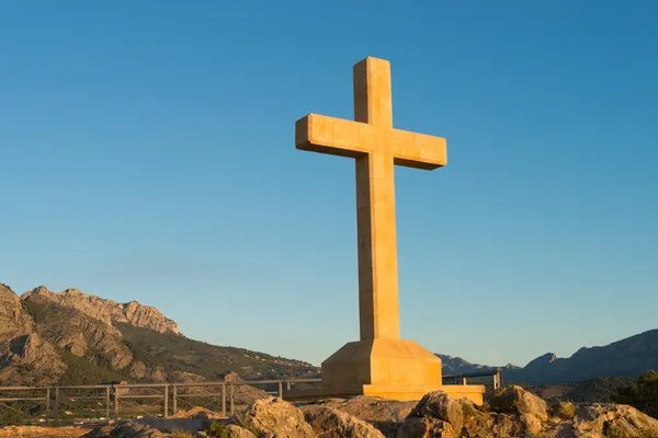 Огромный каменный крест — стоковое фото