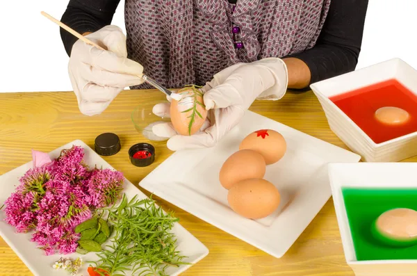 Húsvéti tojások díszítése kezek — Stock Fotó