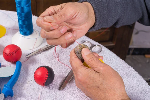 Männerhandnähen — Stockfoto