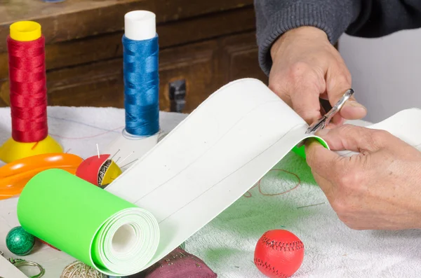 Cutting leather — Stock Photo, Image