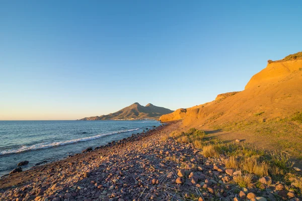 Cabo de gata pobřeží na východ slunce — Stock fotografie