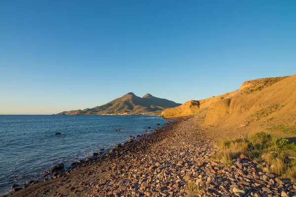 Cabo de gata pobřeží na východ slunce — Stock fotografie