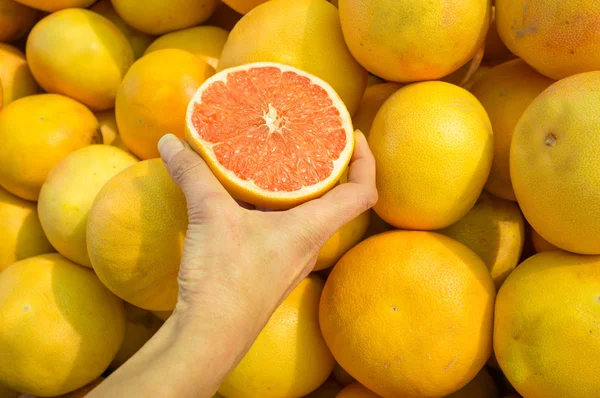 Choosing grapefruit — Stock Photo, Image