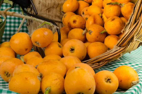 Loquats en cesta de cosecha —  Fotos de Stock