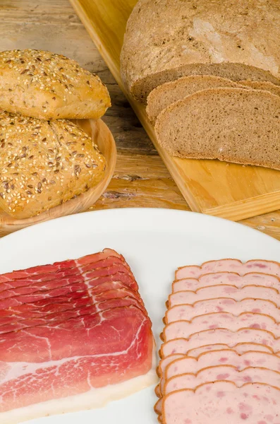 Carne fría y pan — Foto de Stock