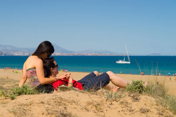 Coppia rilassante sulla spiaggia — Foto Stock