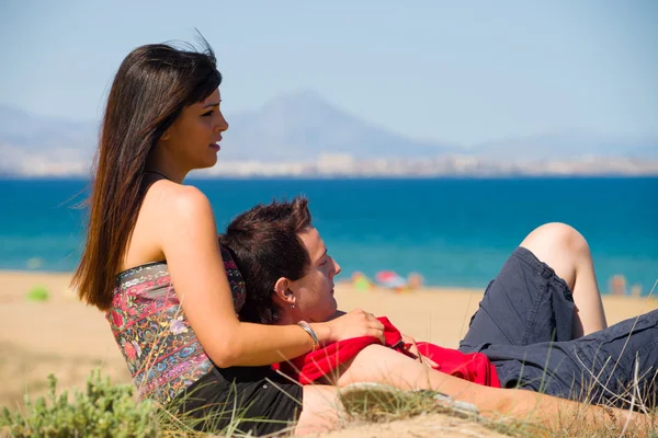 Casal relaxante na praia — Fotografia de Stock