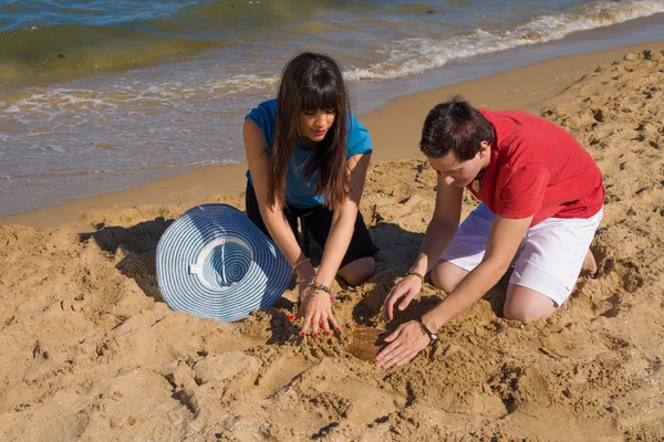 Digging on the beach — Stock Photo, Image