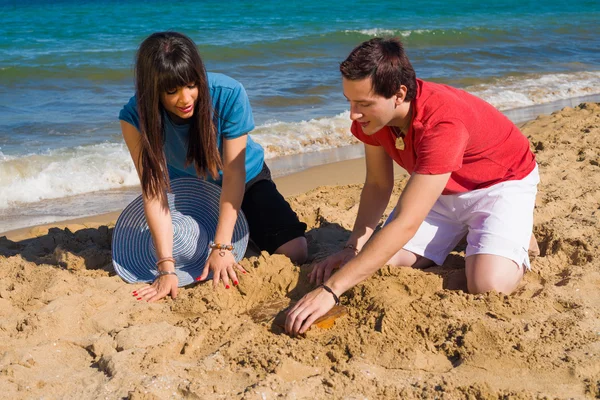 Digging on the beach — Stock Photo, Image