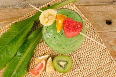 meyveli smoothie